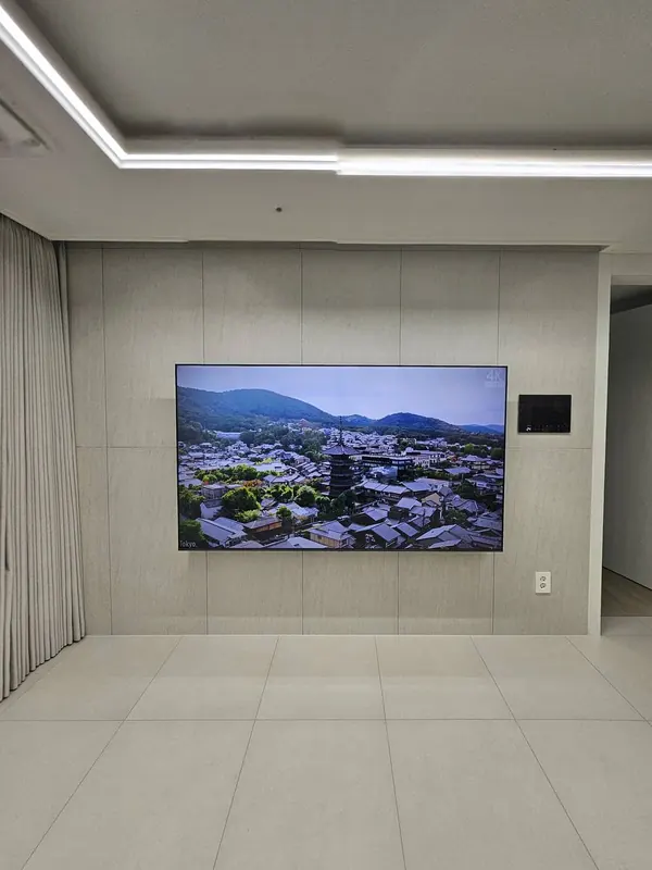 밝은 패널 벽에 설치한 벽걸이TV 정면